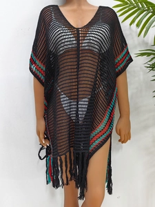 Détail d'un cache-maillot au crochet avec ourlet rayé coloré et longues franges de plage