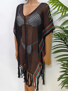 Détail d'un cache-maillot noir au crochet avec rayures colorées et longues franges