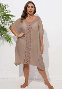 Gros plan sur la broderie en dentelle crochetée d'une robe de plage ample de couleur taupe