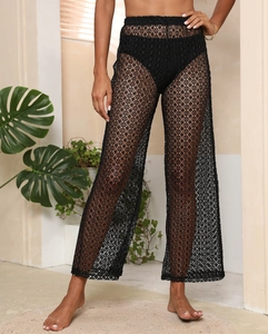 Détail du pantalon de plage en dentelle au crochet noire avec motifs ajourés complexes
