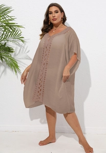 Détail de la couture au crochet sur cette robe de plage kaki ample pour l'été