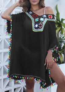 Détail du décolleté en crochet et des franges colorées sur une robe de plage noire