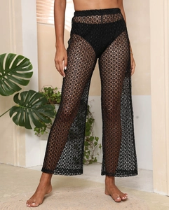 Détail de la dentelle au crochet noire évidée sur ce pantalon de plage sexy à jambe large
