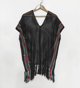 Détail d'un cache-maillot en crochet bohème avec col en V, rayures et franges