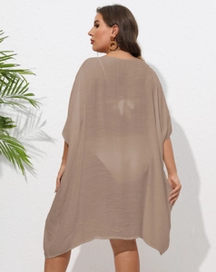 Détail du tissu léger et de la coupe ample au dos du cache-maillot de plage pour femme