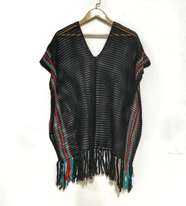 Détail du cache-maillot en crochet avec col en V, rayures colorées et longues franges