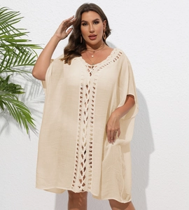 Détail du cache-maillot de plage bohème avec encolure en crochet et design col en V