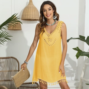 Détail de la dentelle au crochet sur le col en V d'une robe de vacances jaune sans manches