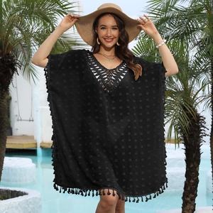 Détail de l'encolure au crochet noir et texture à pois 3D sur la robe de plage