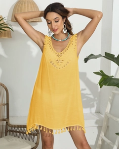 Détail de la robe de plage jaune à col en V avec crochet ajouré et élégants glands à franges