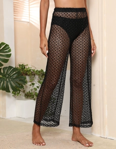 Gros plan sur le pantalon large en dentelle crochetée noire aux motifs géométriques