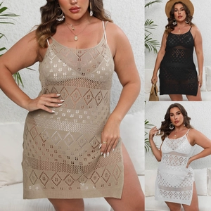 Detaillierte gehäkelte geometrische Muster auf Strandkleidern in Khaki, Schwarz und Weiß