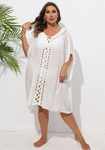 Détail de la broderie crochet blanc et du laçage sur ce kaftan de plage fluide
