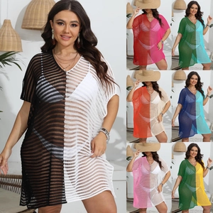 Collage vertical de divers cache-maillots de plage au crochet avec col en V bicolore