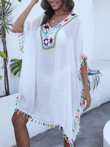 Cache-maillot de plage blanc bohème avec col en V, détails crochet et garniture à franges