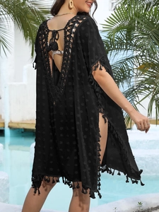 Détail du dos au crochet ajouré et finitions à pompons sur robe de plage noire