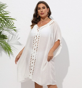 Détail de la tunique de plage blanche avec encolure en crochet et tissu mousseline léger
