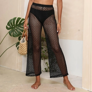 Détail du pantalon de plage noir en dentelle au crochet avec motif ajouré et taille haute