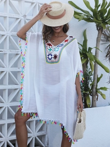 Robe de plage blanche avec encolure en crochet bohème et bordure à franges colorées