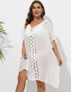 Détail de la tunique de plage blanche grande taille au style bohème avec broderie ajourée