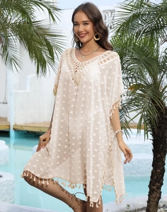 Détail du cache-maillot de plage beige avec dentelle crochetée et ourlet à glands