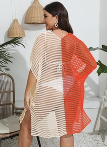 Vue détaillée de la robe de plage au crochet bicolore avec motif ajouré et fente latérale