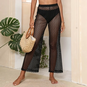 Vue détaillée du pantalon de plage noir en dentelle crochetée ajourée à motif floral