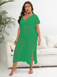 Vue détaillée de la texture en crochet vert et de la fente latérale sur cette robe de plage