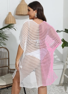 Détail d'un cache-maillot de plage bicolore rose et blanc avec fente latérale haute
