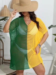 Détail de la tunique de plage au crochet bicolore avec motifs en maille vert et jaune