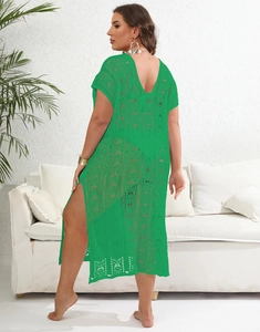 Détail de la tunique de plage en crochet vert clair avec dos en V et fente haute