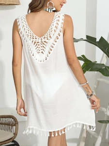 Vue détaillée du dos en V en dentelle au crochet avec franges sur une robe de plage