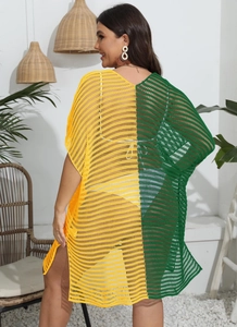 Détail du dos d'un cache-maillot au crochet avec un motif en blocs de couleur jaune et vert