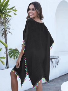 Robe de plage noire bohème avec pompons multicolores et fente latérale à col en V