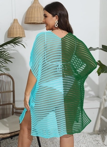 Détail du cache-maillot au crochet bicolore bleu clair et vert foncé au motif ajouré