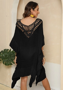 Détail du dos en dentelle crochetée et volants superposés sur une robe de plage noire