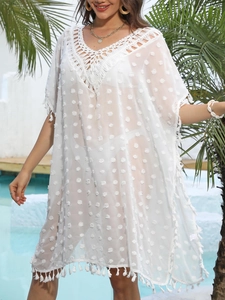 Tunique de plage bohème blanche en crochet avec col en V, pompons et bords à franges