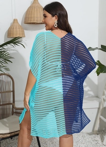 Détail de la texture en maille ajourée sur la robe de plage en crochet bicolore