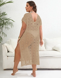 Détail de la robe de plage crochet beige avec maille ajourée et fente latérale