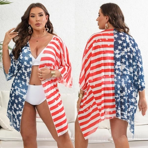 Dettaglio della stampa a stelle e strisce sul cardigan da spiaggia in chiffon leggero