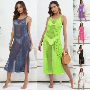 Détails de robes de plage au crochet colorées avec motif ajouré et fente latérale haute
