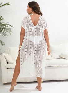 Vue arrière robe de plage blanche en dentelle évidée avec col en V et fentes latérales