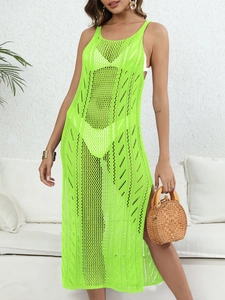 Détail de la robe de plage vert néon en maille ajourée avec motifs losanges et fentes hautes