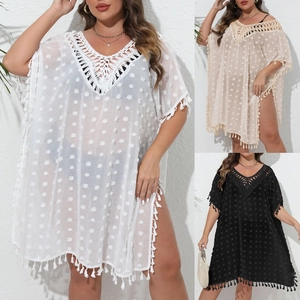 Détails de cache-maillot au crochet avec col V, pompons et finitions franges