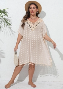 Détail du col en V en dentelle au crochet et tissu texturé de la robe de plage