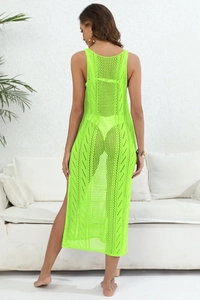 Détail d'une robe maxi au crochet vert fluo avec des motifs ajourés en forme de vagues
