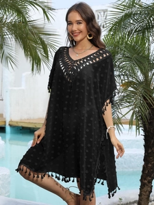 Robe de plage noire à pois suisses avec décolleté en crochet et détails de franges