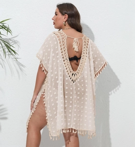 Vue détaillée d'une robe de plage bohème avec dos nu à nouer et finitions frangées