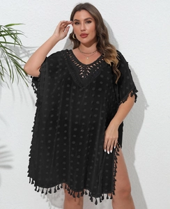 Détails de la tunique de plage noire avec col en V crocheté et franges élégantes