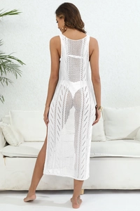 Détail d'une robe de plage en crochet blanc avec des motifs en maille géométrique